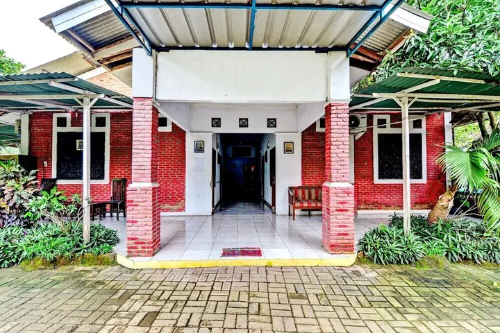 Караванг: OYO 90222 Lafa Park Syariah