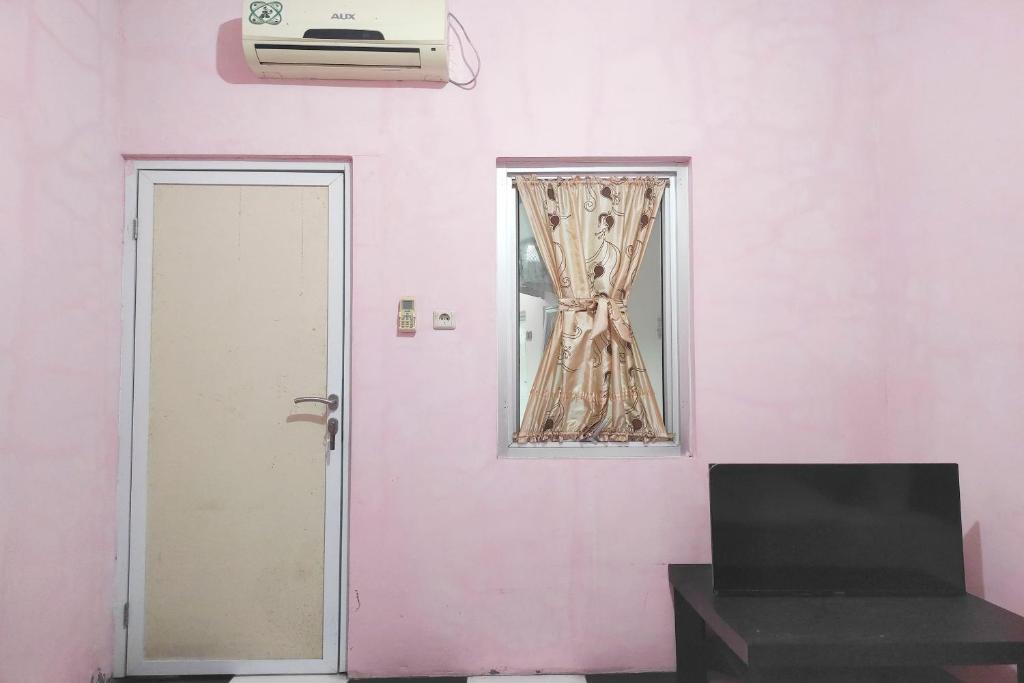 Депок: Oyo 90323 Wisma Puspita Syariah