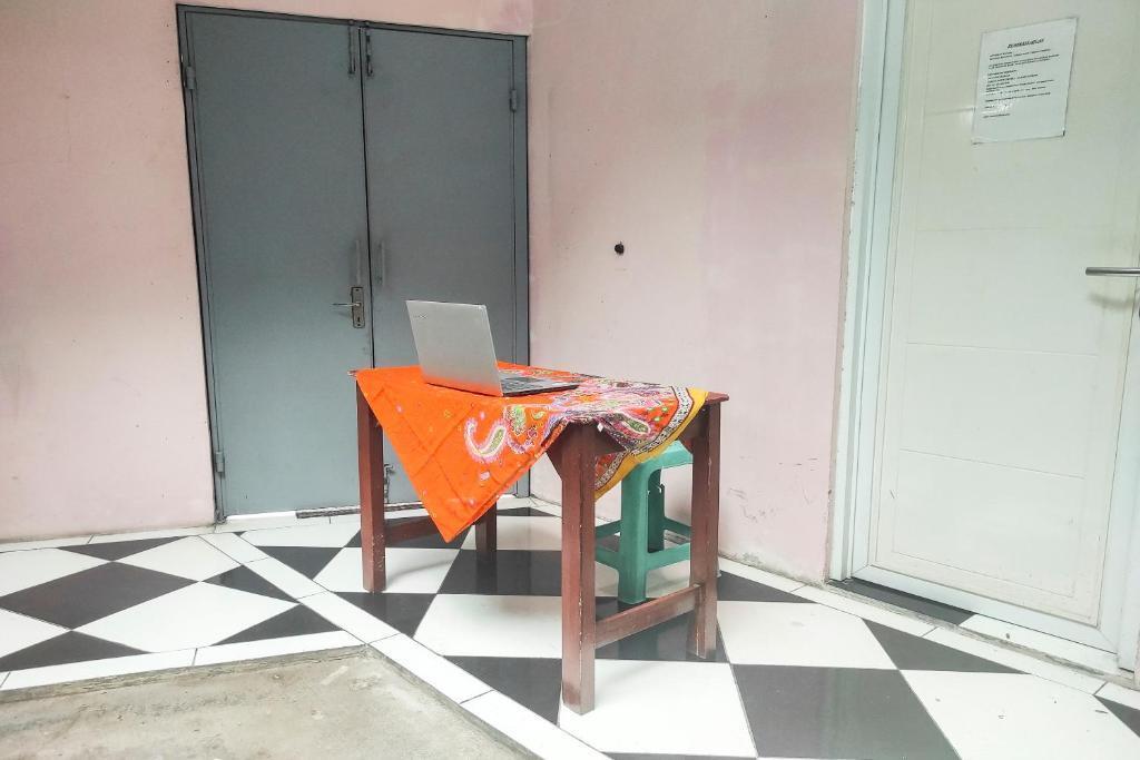 Депок: Oyo 90323 Wisma Puspita Syariah