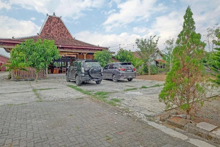 Батуретно: OYO 90354 Ndalem Sabine Syariah