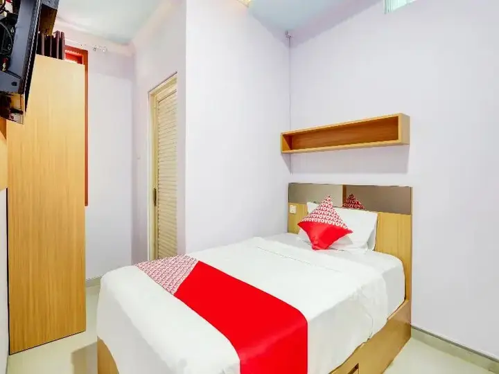 Суракарта: OYO 90373 Griya Nira 3 Syariah Putri