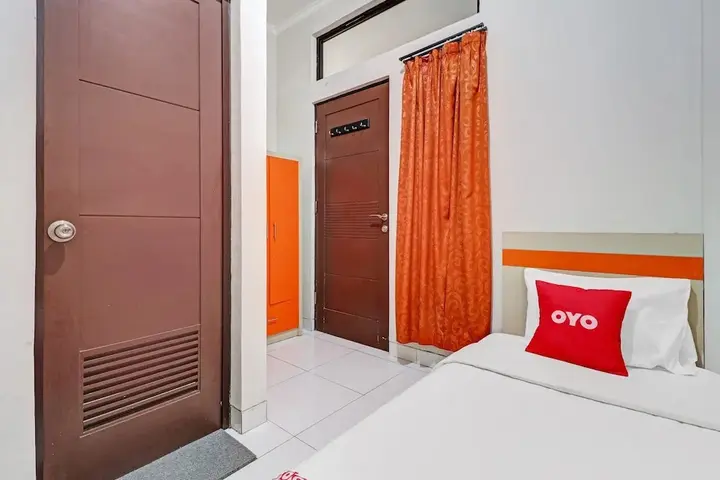 Караванг: OYO 90452 Pillow Inn
