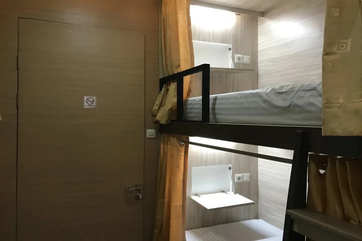 Понтианак: The Colour Hostel