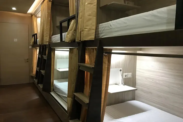 Понтианак: The Colour Hostel