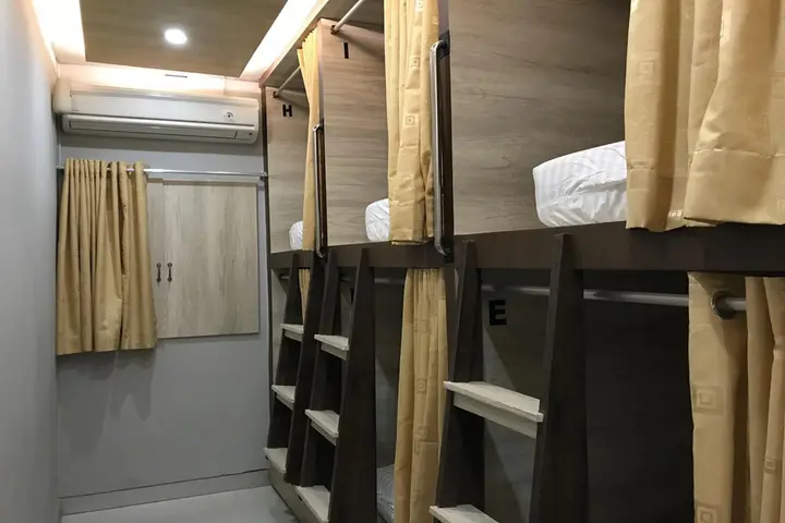 Понтианак: The Colour Hostel