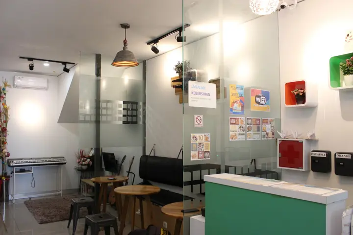 Понтианак: The Colour Hostel