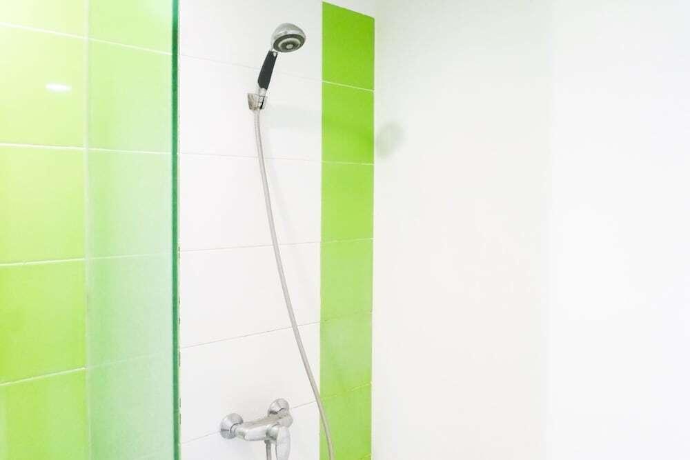 Сурабая: Spacious Studio Room at The Square Apartment