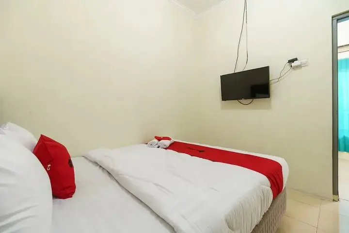 Депок: RedDoorz Syariah near RS Mitra Keluarga Depok