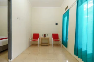 Депок: RedDoorz Syariah near RS Mitra Keluarga Depok