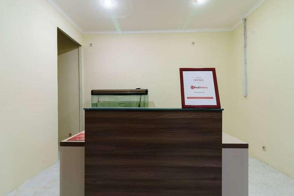 Депок: RedDoorz Syariah near RS Mitra Keluarga Depok