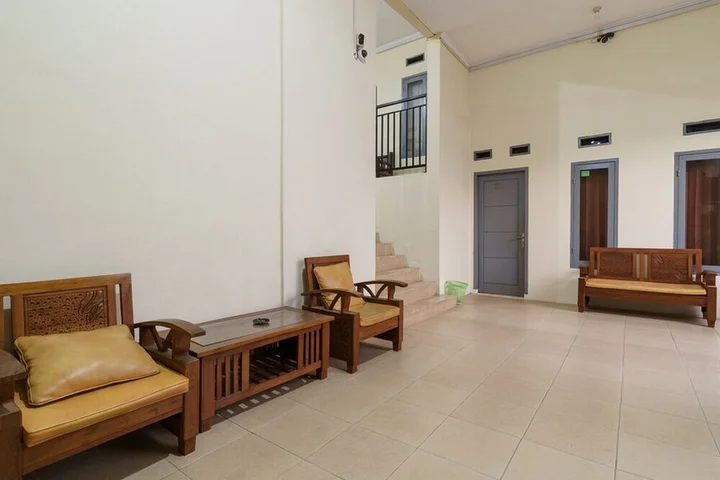 Депок: RedDoorz Syariah near RS Mitra Keluarga Depok
