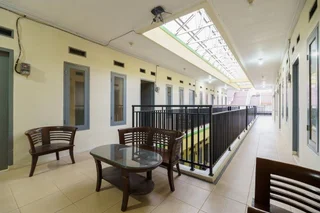 Депок: RedDoorz Syariah near RS Mitra Keluarga Depok