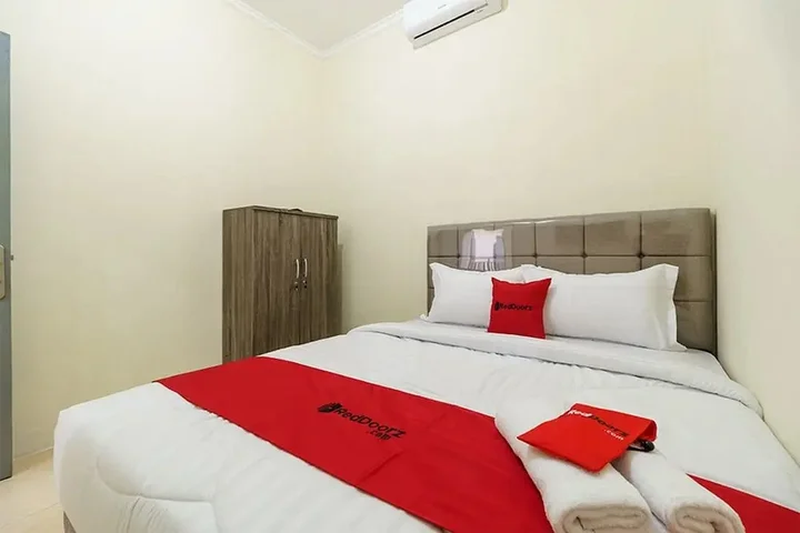 Депок: RedDoorz Syariah near RS Mitra Keluarga Depok