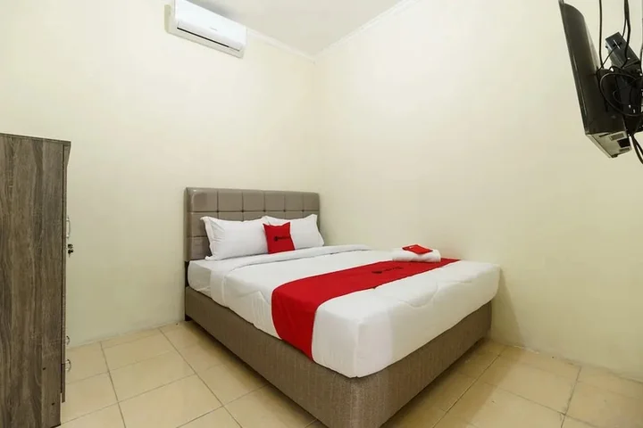 Депок: RedDoorz Syariah near RS Mitra Keluarga Depok