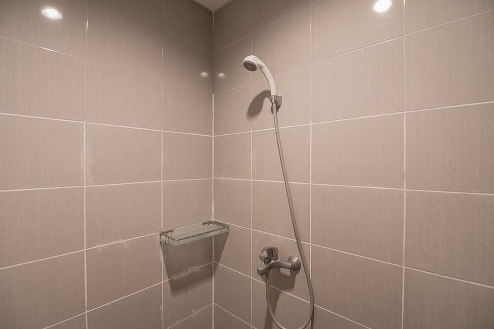 Семаранг: RedDoorz Plus near Undip Pleburan