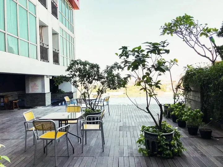 Сурабая: Relaxing Studio Apartment at Tamansari Papilio