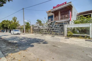 Батуретно: RedDoorz Syariah near Bandara Adisucipto Yogyakarta