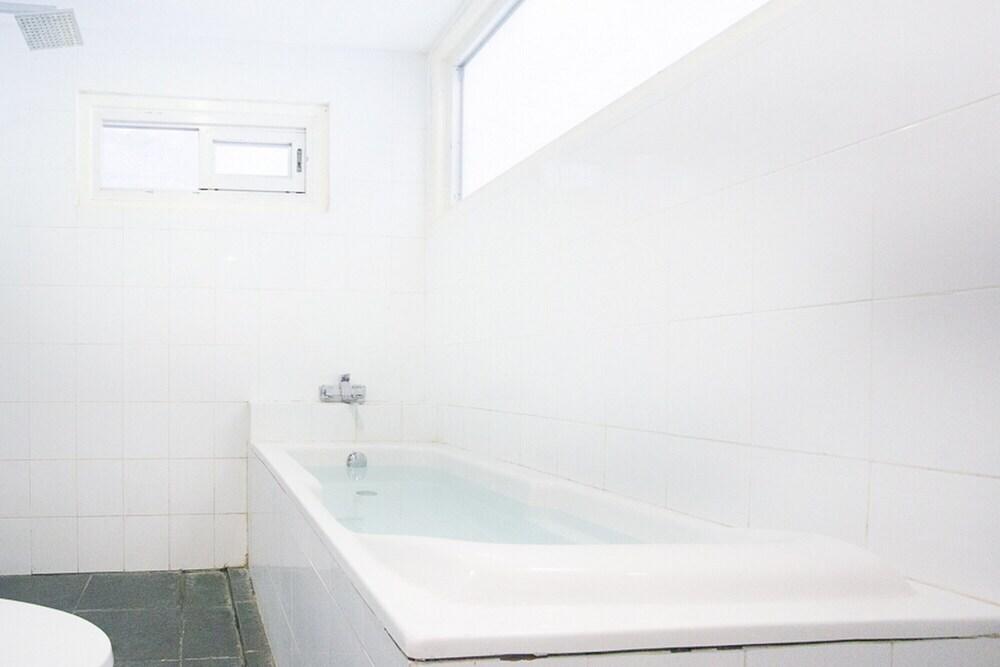 Сенджиги: Formerly RedDoorz Premium near Senggigi Beach