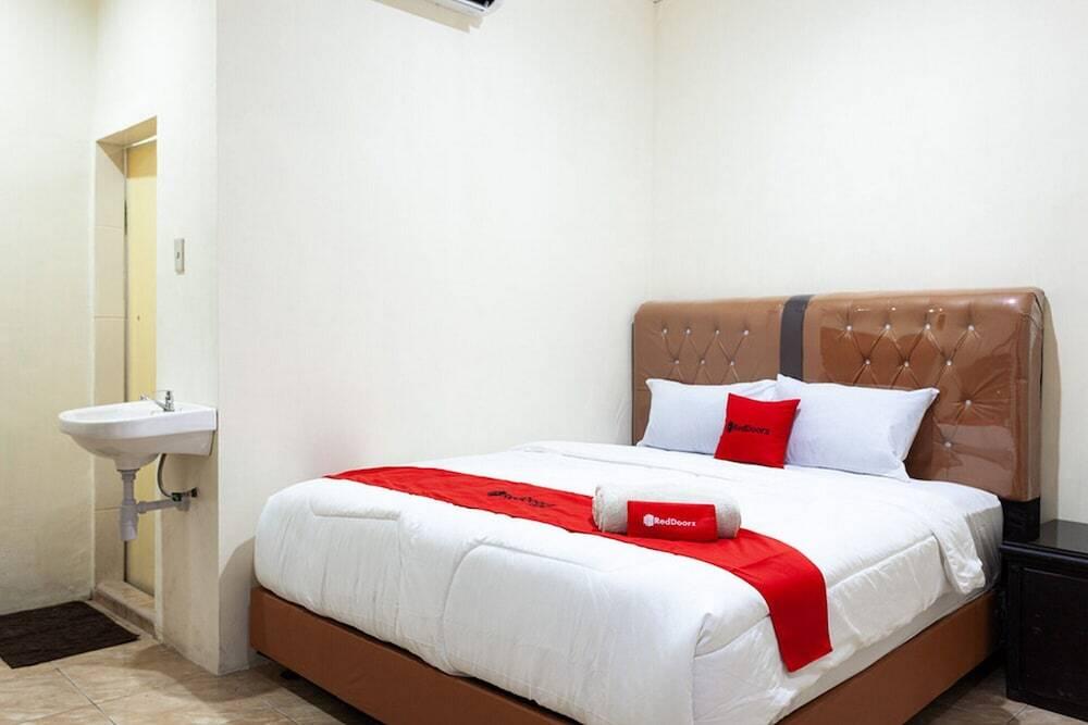 RedDoorz near Yuki Simpang Raya Mall Medan 2 — фото 3