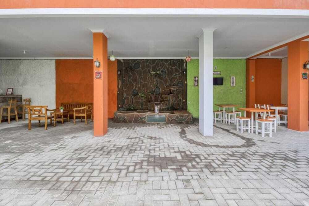 Депок: RedDoorz near Babarsari 2