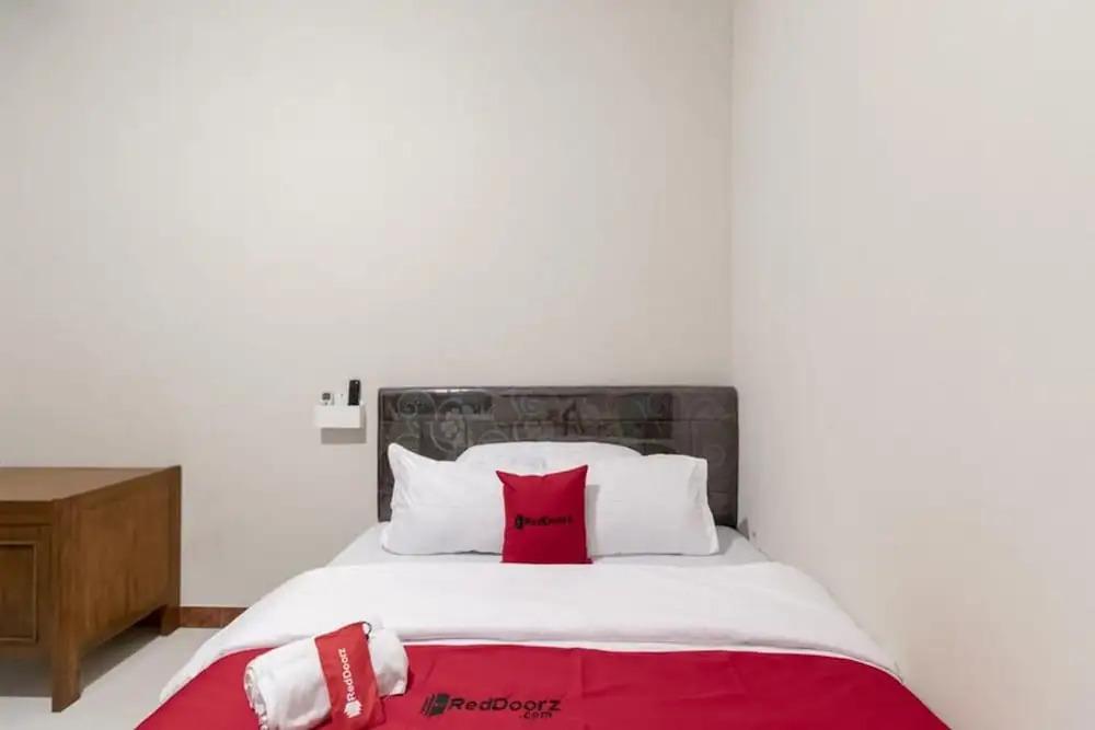Депок: RedDoorz near Babarsari 2