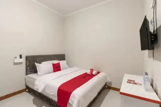 Депок: RedDoorz near Babarsari 2
