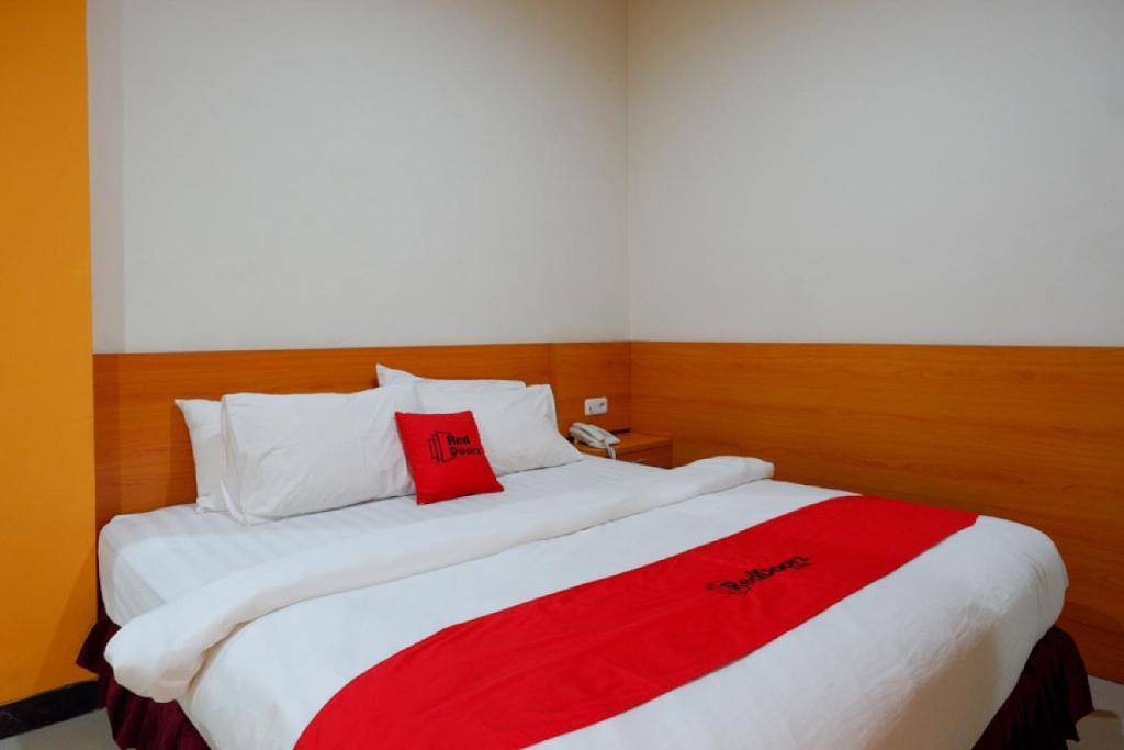 Палу: RedDoorz Plus @ Cameloan Hotel Palu