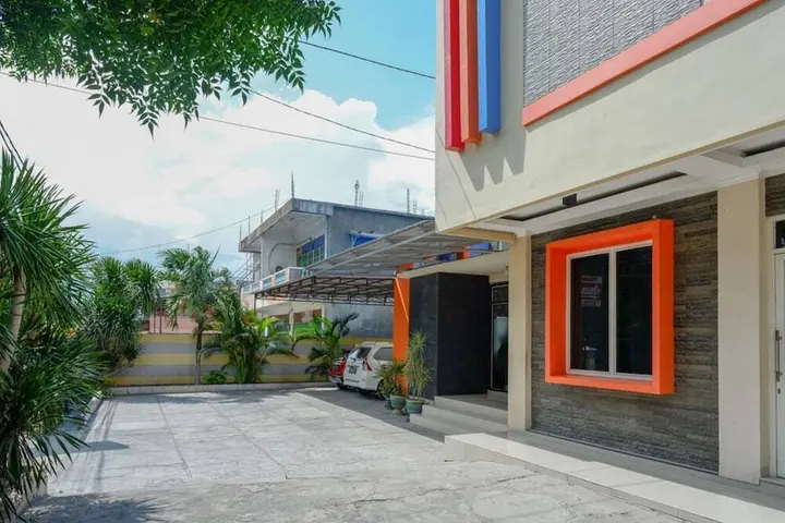 Палу: RedDoorz near Millenium Waterpark Palu