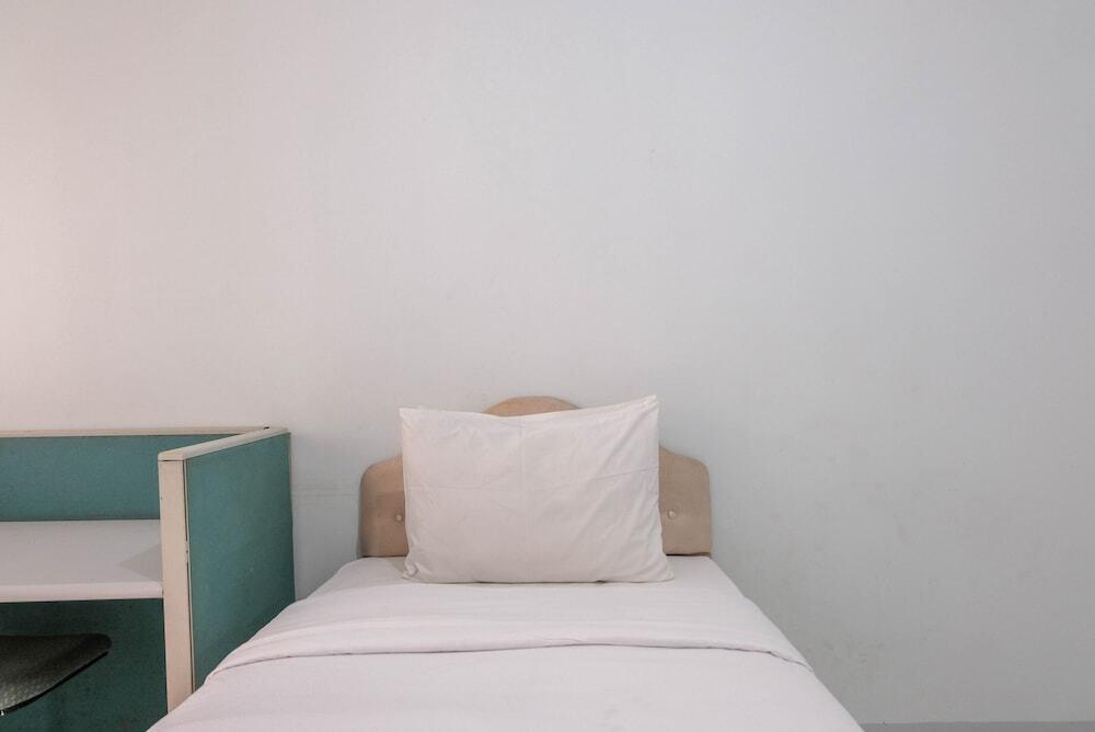 Тангеранг: Minimalist and Stylish Studio Ayodhya Apartment