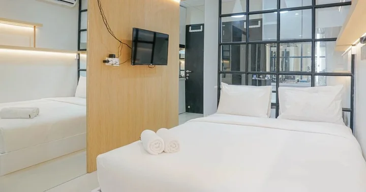 Депок: Spacious and Modern Studio at Atlanta Apartment