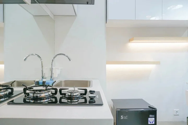 Депок: Spacious and Modern Studio at Atlanta Apartment