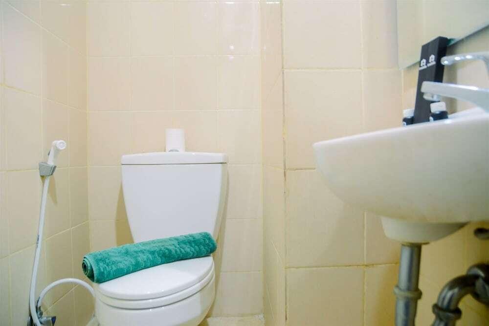 Джакарта: Comfy Studio at Gading Greenhill Apartment