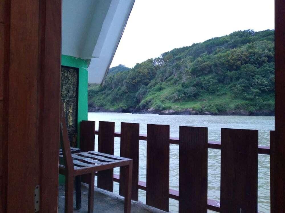 Кебумен: Pantai Suwuk River View Bungalow