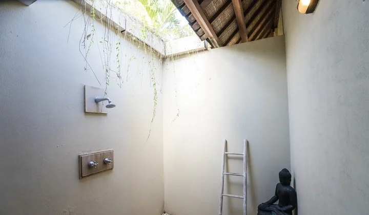 Кута: 3 bedroom villa river side Legian