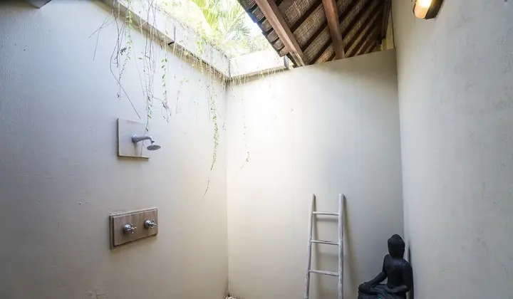 Кута: 3 bedroom villa river side Legian