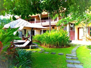 Кута: 3 bedroom villa river side Legian