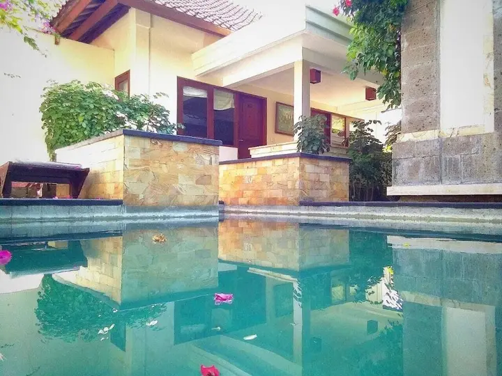 Кута: 3 bedroom villa river side Legian