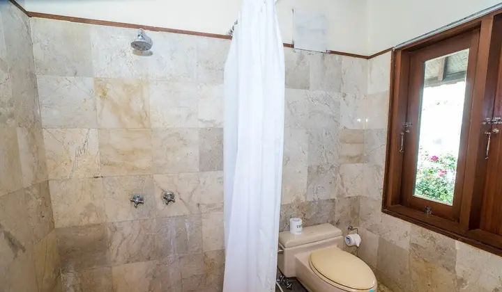 Кута: 3 bedroom villa river side Legian