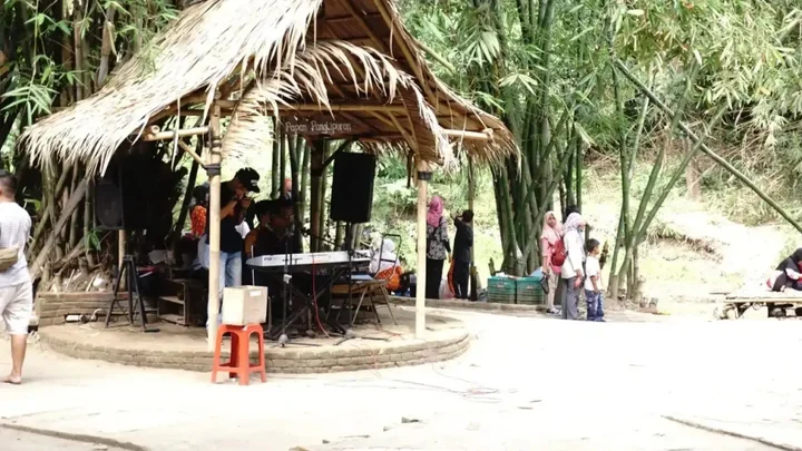 Батуретно: Kebon Pring Floating Resort & Market