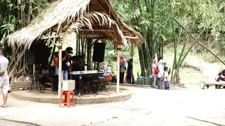 Батуретно: Kebon Pring Floating Resort & Market