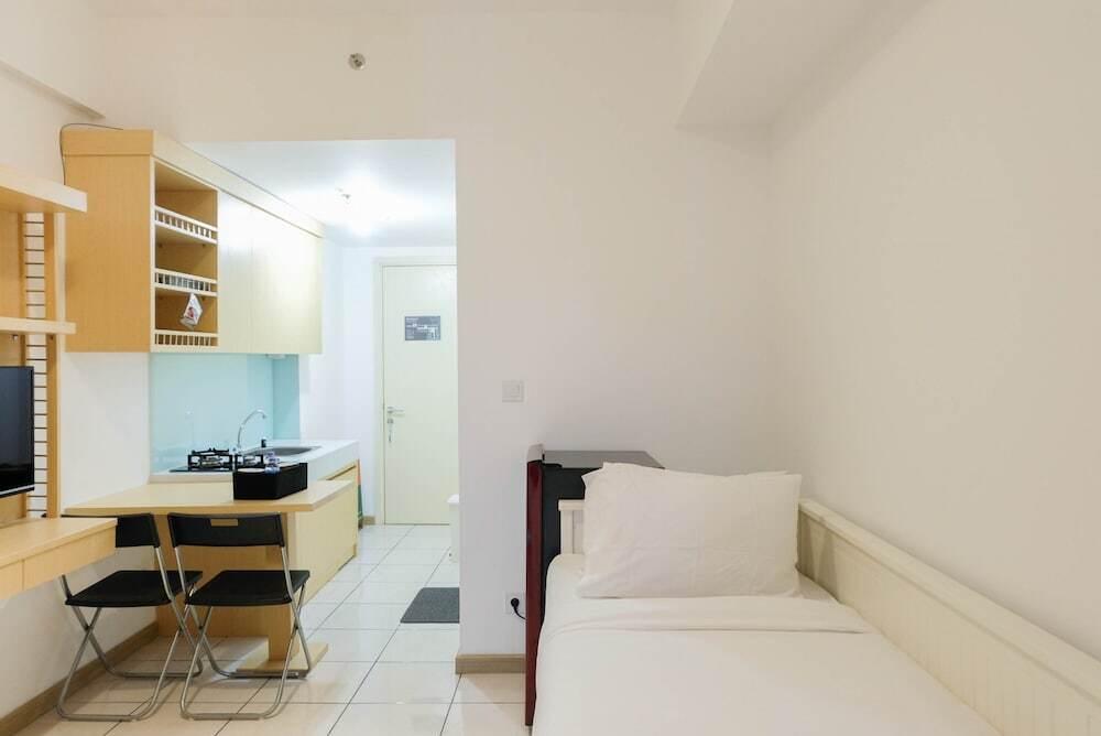 Legok: Comfy Studio Apartment at M-Town Residence near Summarecon Mall