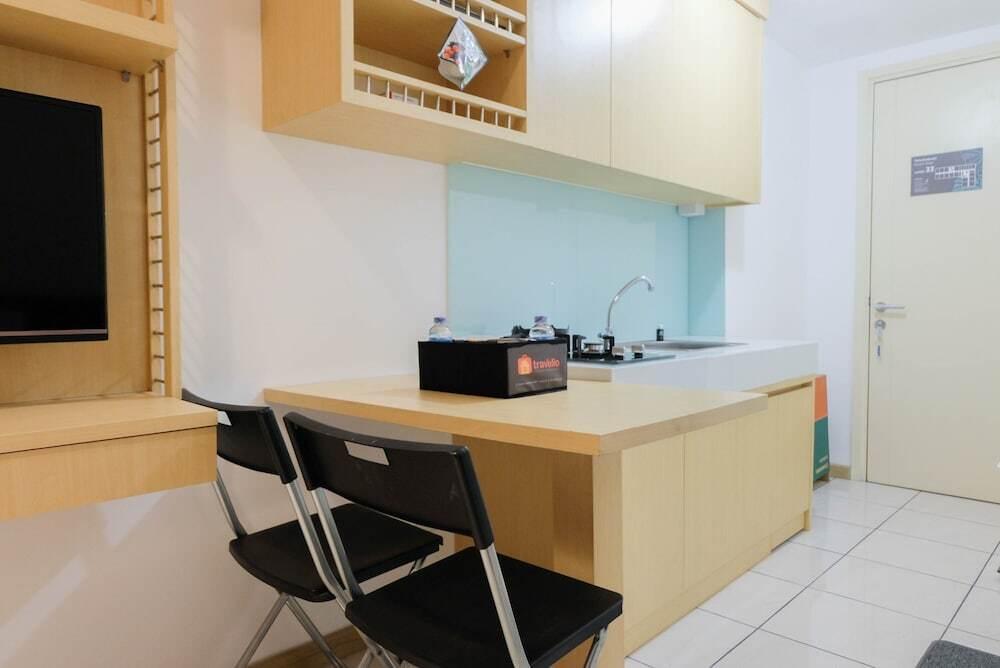 Legok: Comfy Studio Apartment at M-Town Residence near Summarecon Mall
