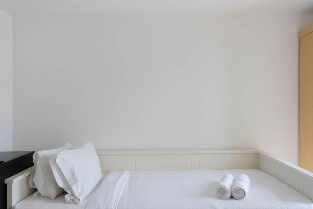 Legok: Comfy Studio Apartment at M-Town Residence near Summarecon Mall