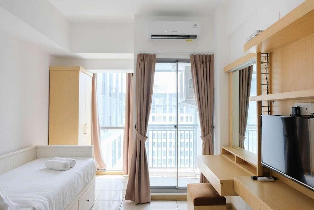 Legok: Comfy Studio Apartment at M-Town Residence near Summarecon Mall