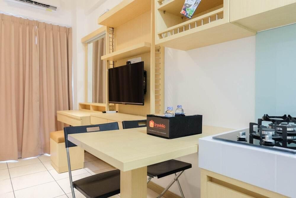 Legok: Comfy Studio Apartment at M-Town Residence near Summarecon Mall