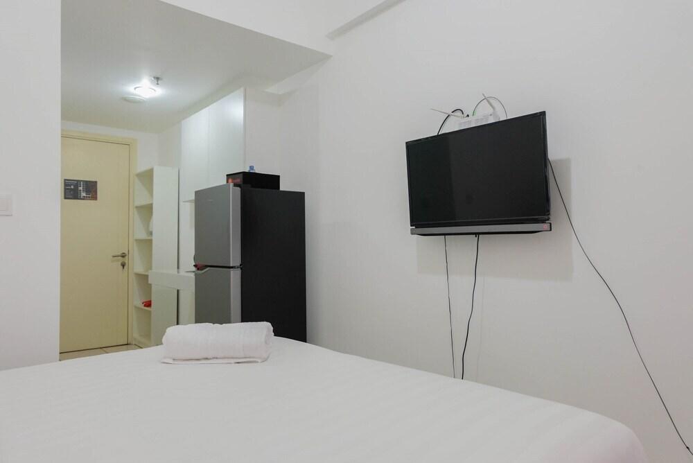 Cozy Studio Apartment at M-Town Residence near Summarecon Mall — фото 3