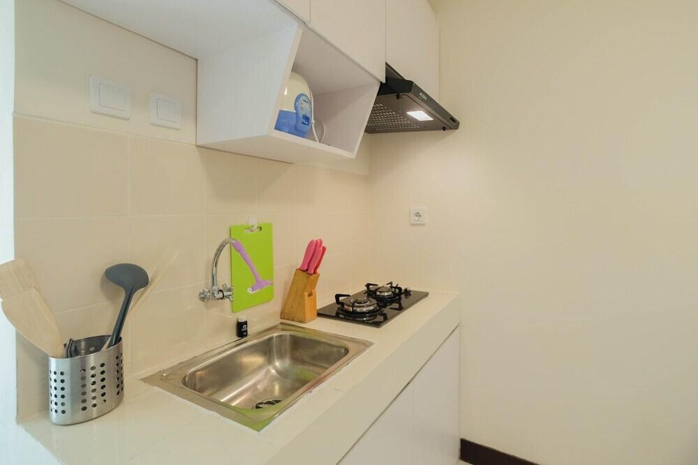 Депок: Homey and Comfy Studio Cinere Resort Apartment