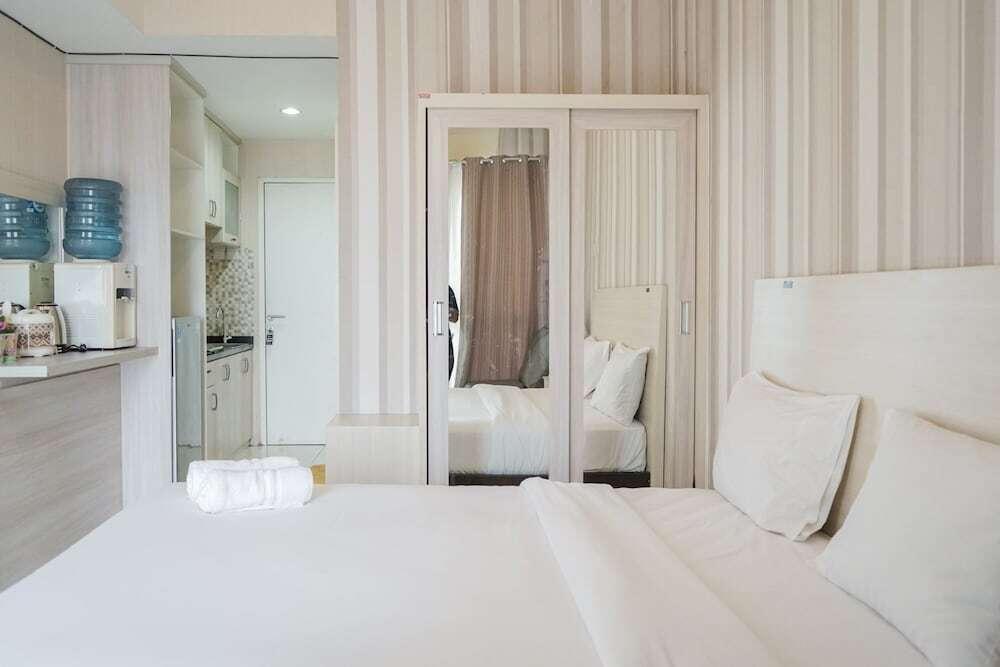 Minimalist and Stylish Studio Skylounge Tamansari Apartment By Travelio — фото 4