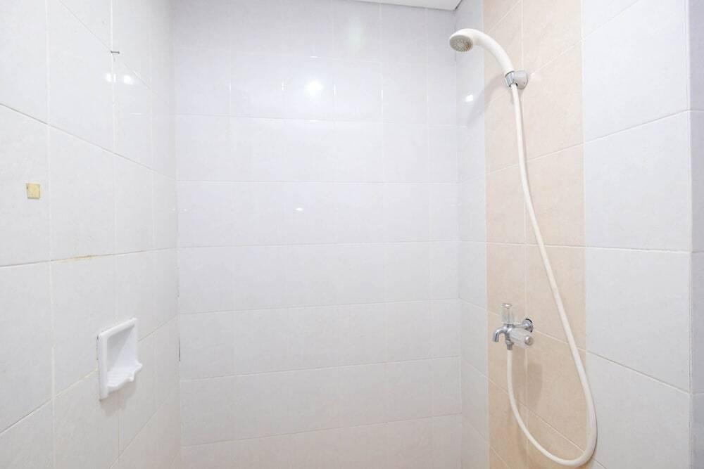 Депок: Contemporary Studio Apartment at Taman Melati Margonda By Travelio