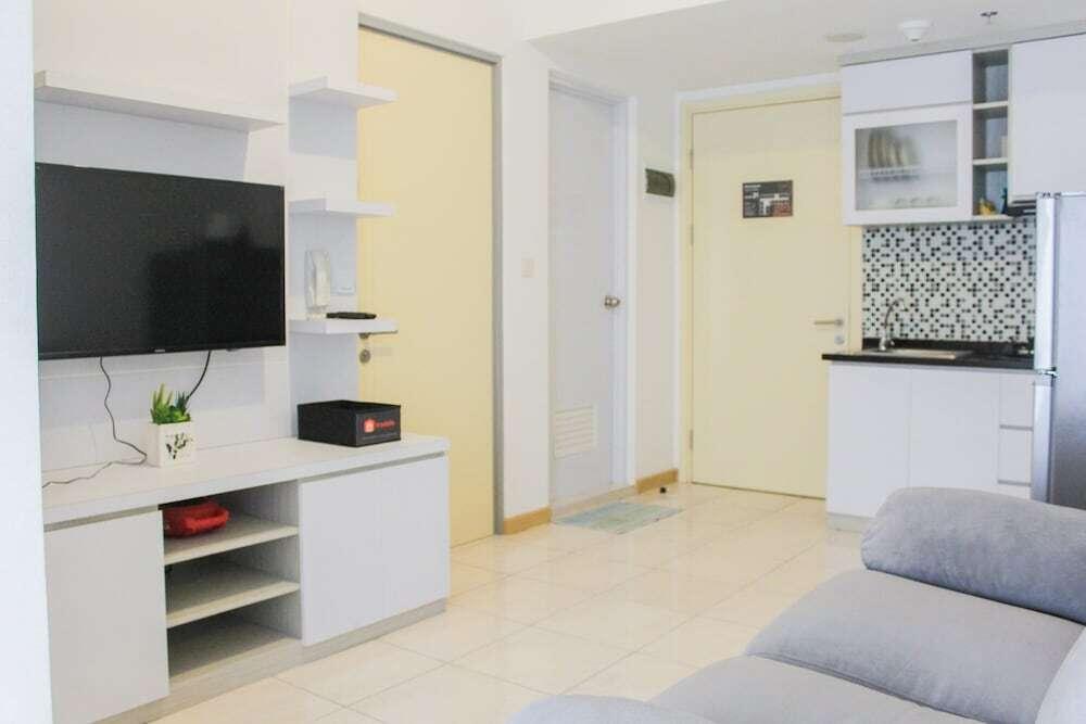 Minimalist 2BR Apartment near Mall at M-Town Residence By Travelio — фото 3
